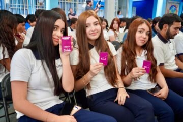 Estudiantes del Cobaem Uruapan reciben tarjetas gratuitas del teleférico Estudiantes del Cobaem Uruapan reciben tarjetas gratuitas del teleférico