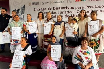 Reciben distintivo comunitario, cocineras, artesanos y guías