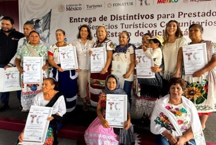 Reciben distintivo comunitario, cocineras, artesanos y guías