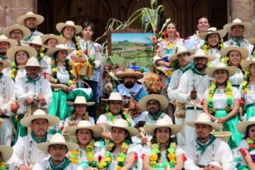 Agricultores festejaron a San Isidro y les cayó un aguacero