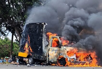 Queman auto en Acachuén y vandalizan palacio municipal