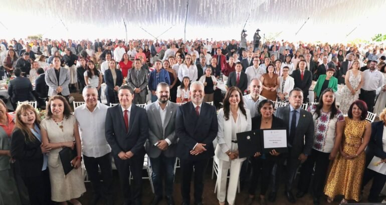 Bedolla reactiva pagos por defunción y premia décadas de labor docente