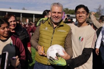 Bedolla anunció que ya se cuentan con 48 canchas de fútbol 7 en 41 municipios