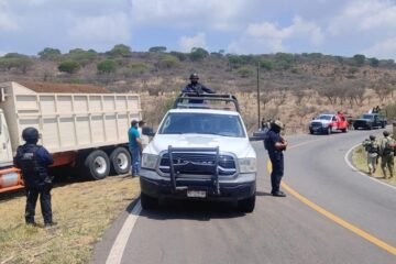 Restablece Guardia Civil libre tránsito tras bloqueo carretero en Cotija