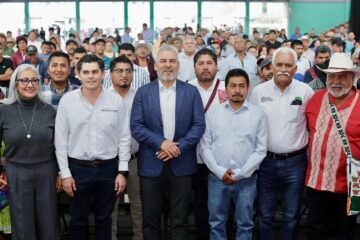 Bedolla inicia en Zitácuaro con entrega de cemento para rescatar el riego del campo