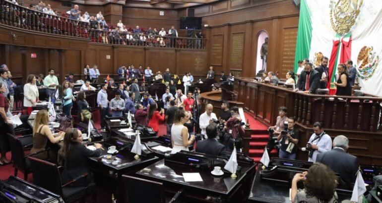 Congreso del Estado prohíbe a escuelas condicionar adquisición de uniformes, útiles o materiales educativos