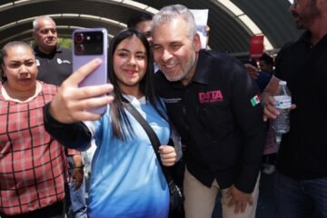 Firma Bedolla iniciativa para garantizar por ley D4ta, datos gratis para estudiantes de prepa y universidad