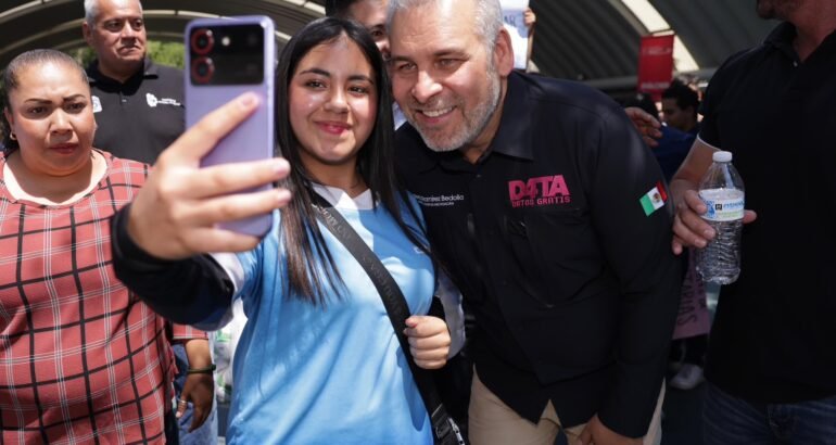 Firma Bedolla iniciativa para garantizar por ley D4ta, datos gratis para estudiantes de prepa y universidad