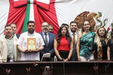 Tras entrega de Reconocimiento al Mérito Ambiental, Octavio Ocampo remarca que ambientalistas necesitan acompañamiento y recursos ppublicos Tras entrega de Reconocimiento al Mérito Ambiental, Octavio Ocampo remarca que ambientalistas necesitan acompañamiento y recursos ppublicos