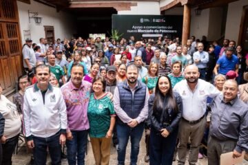 Gobierno estatal entrega apoyos por casi 7 mdp a comerciantes del Mercado de Pátzcuaro