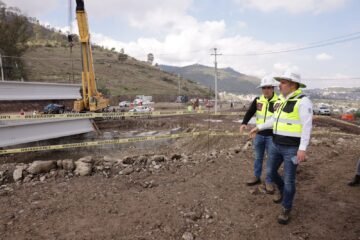 Bedolla, junto al secretario de Comunicaciones y Obras Públicas, Rogelio Zarazúa, supervisó la colocación de trabes en el puente de acceso del Segmento 5 del Segundo Anillo Periférico de Morelia