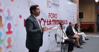 Abraham Espinoza refrenda compromiso con la inclusión durante foro “La Ley y Trisomía 21”