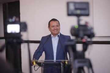 No debe haber discrepancias entre aspirantes, el proyecto es el mismo: llama Torres Piña