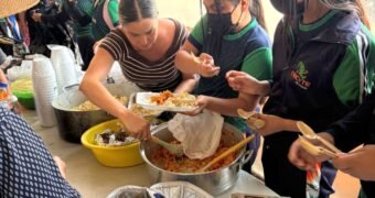 Estudiantes del Cecytem Capula llevan apoyo a familiares de pacientes hospitalizados