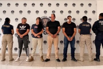 FGE ejecuta orden de aprehensión contra cuatro agentes de Investigación por presunta evasión de preso