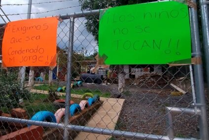 Se manifiestan en contra de maestro, por violación