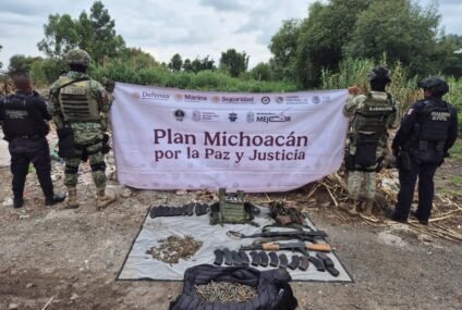 Ejército Mexicano y Policía Municipal detuvieron a 2 personas y aseguraron armamento en el municipio de Queréndaro, Mich.