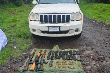 SSP y Defensa aseguran 3 fusiles, 450 municiones y un vehículo en Salvador Escalante SSP y Defensa aseguran 3 fusiles, 450 municiones y un vehículo en Salvador Escalante