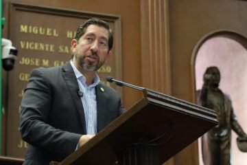 Abraham Espinoza propone que universitarios de psicología y trabajo social hagan su servicio social en escuelas de Michoacán
