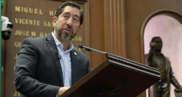 Abraham Espinoza propone que universitarios de psicología y trabajo social hagan su servicio social en escuelas de Michoacán