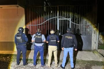 Asegura FGE armamento y aditamentos tácticos en domicilio de Uruapan