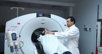 Bedolla informó que, a solo 10 meses de poner en marcha el Acelerador Lineal y el PET Scan, ya se han realizado más de 13 mil radioterapias a pacientes con cáncer