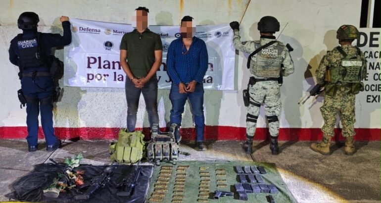 SSP, Defensa y GN detienen a 2 hombres en posesión de armas y equipo táctico en Arteaga SSP, Defensa y GN detienen a 2 hombres en posesión de armas y equipo táctico en Arteaga