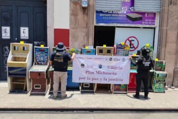 Asegura FGE 10 máquinas tragamonedas y posibles narcóticos en establecimiento del Centro de Morelia