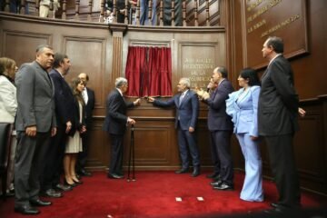 Inscriben con letras doradas el nombre de Amalia Solórzano en el Congreso; Bedolla destaca su legado