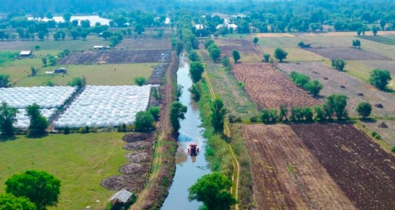 Canal Chapultepec aporta 500 litros de agua por segundo al lago de Pátzcuaro Canal Chapultepec aporta 500 litros de agua por segundo al lago de Pátzcuaro