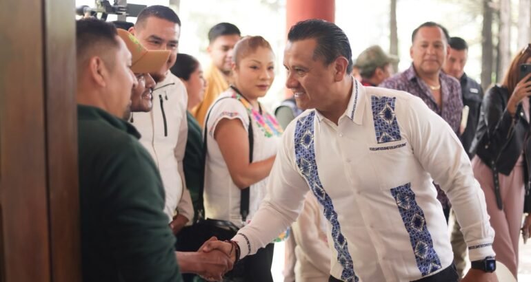 Michoacán avanza con autogobiernos, pero debemos consolidar esa conquista para que no haya un revés: Carlos Torres Piña Michoacán avanza con autogobiernos, pero debemos consolidar esa conquista para que no haya un revés: Carlos Torres Piña