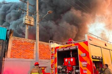 Atiende PC Estatal incendio en fábrica de reciclaje en Morelia