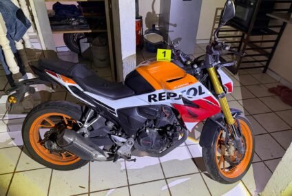 Asegura FGE motocicletas, narcóticos, autopartes y aditamentos de armamento durante cateo en Morelia