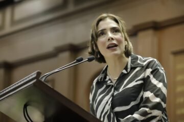 Reconoce Congreso local trayectoria de Amalia Solórzano con letras doradas en recinto legislativo