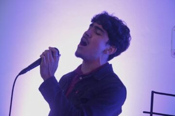 Entre las notas de “Querida” y “Amor eterno”, el Centro Cultural Clavijero se llenó de música, color y nostalgia durante el homenaje a Juan Gabriel