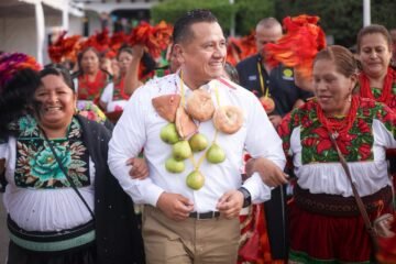 Torres Piña: el oficio de sentar a todos en la mesa Torres Piña: el oficio de sentar a todos en la mesa