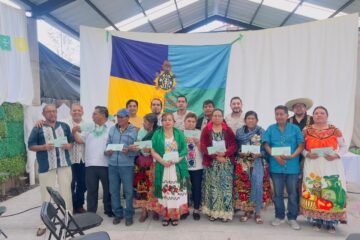Entrega Semigrante 14 visas a personas de comunidades originarias de Paracho