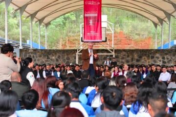 Con D4TA, docentes de prepa y universidad serán los primeros del país en recibir plan de internet gratuito: Bedolla