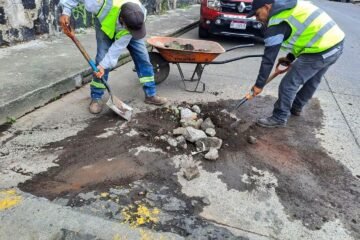 Gobierno de Uruapan realiza trabajos de limpieza en la calle Michoacán
