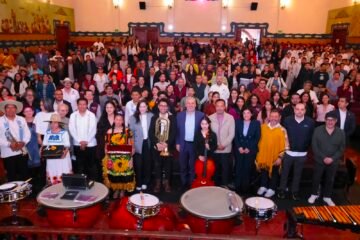 Bedolla y Claudia Curiel impulsan la cultura con entrega de instrumentos a 6 bandas musicales en Pátzcuaro