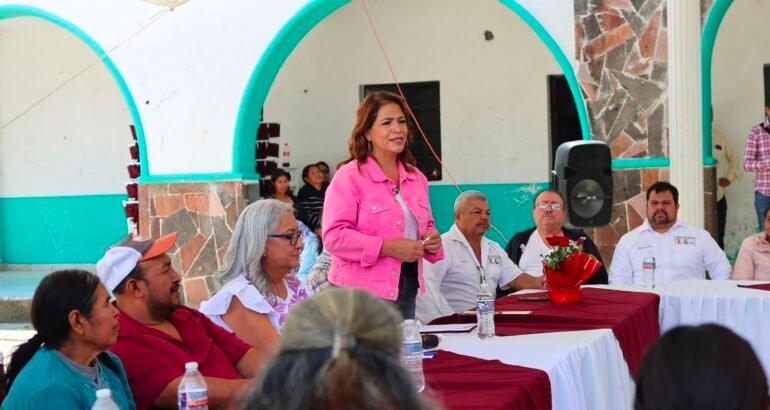 Productores de Nochebuena y Fabiola Alanís unen esfuerzos para fortalecer esta cadena productiva en Michoacán Productores de Nochebuena y Fabiola Alanís unen esfuerzos para fortalecer esta cadena productiva en Michoacán