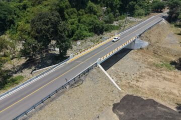 Terminan años de espera en Cruz de Campos de Aquila; ya cuentan con puente vehicular: Bedolla