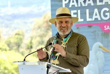 Gobierno de Bedolla consolida siembra histórica de 321 mil peces en el lago de Pátzcuaro