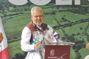 Con reconstrucción de la carretera Coeneo-Zipiajo se garantiza la conectividad de la región: Bedolla