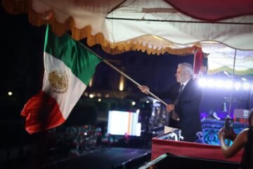 Entre familias y fervor patrio, Bedolla da el Grito de Independencia en el Centro Histórico