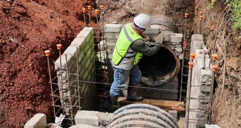 Con las obras del Morebús, se modernizan tuberías y alcantarillas en Morelia Con las obras del Morebús, se modernizan tuberías y alcantarillas en Morelia