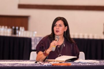 Gaby Molina respalda regulación de celulares en escuelas