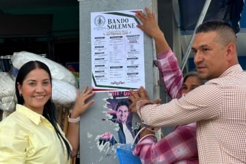Colocan el bando solemne, de las festividades patrias