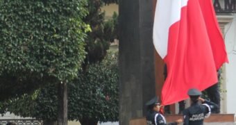 Izamiento de la bandera, por fuerzas de seguridad