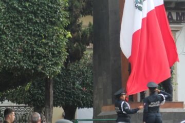 Izamiento de la bandera, por fuerzas de seguridad